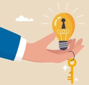 Une main tend une ampoule en forme de serrure, contenant une clé dorée, symbole de la thérapie cognitive et comportementale comme clé pour comprendre et assouplir ses pensées.